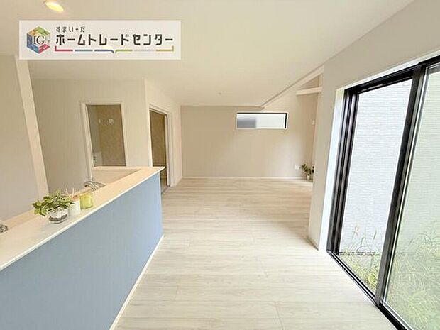 【リビング】キッチンから見て、横長のリビングはご来客時に、キッチンはもちろんダイニングスペースを視界に入れない配置が可能です。生活感をお客様に見せたくない方などにも喜ばれています。家具の配置もしやすいのも良いです