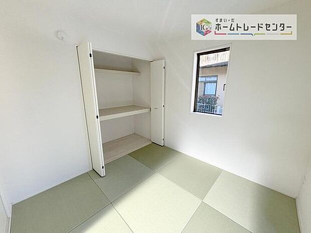 【【和室】】プライベート感を保てる和室を完備しており、来客時の宿泊スペースや書斎などにお使い頂けます。すぐに横になれるのも長くお住まいになられる上では嬉しい空間です。