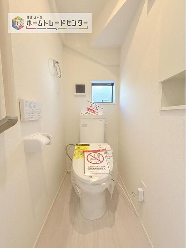 【【トイレ】】暖房機能の付いた便座は冬の寒い日にはあって良かったと本当に思います。もちろん快適で清潔なシャワー機能は標準で備えています。スペースも広くとっているので普段のお掃除もしやすいトイレスペースです。