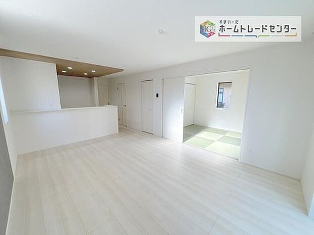 【リビング】LDKのリビングスペースです。広く奥行きのあるリビングの為、ダイニング、リビングの各スペースがしっかりと確保できます。お食事の後はこちらに移って皆様でおくつろぎください。