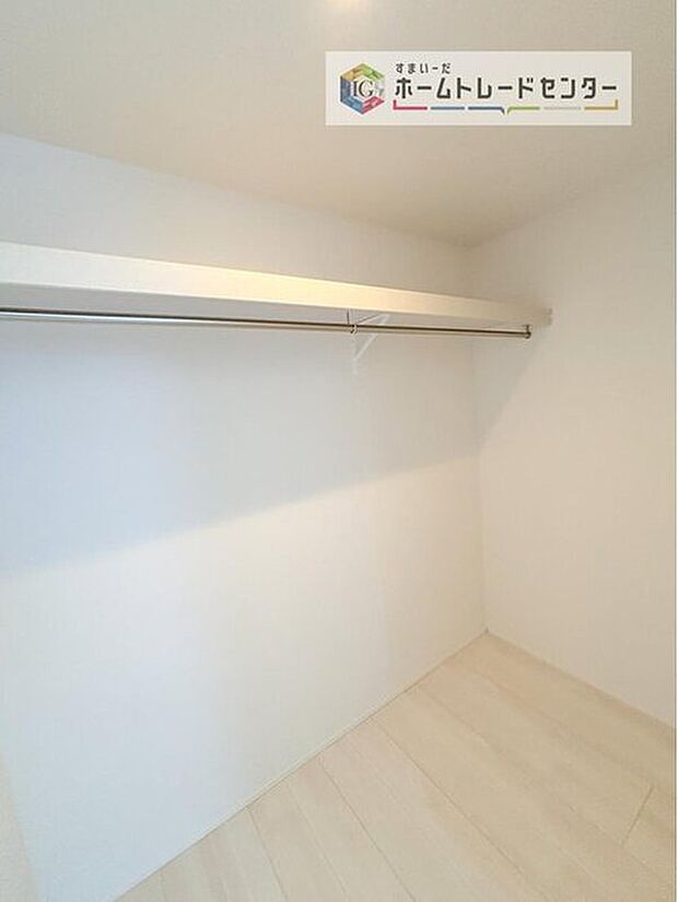 【収納】大容量のウォークインクローゼットです。どなた様でも収納に頭を悩ませたことがあるかと思います。ウォークインクローゼットがございますと一気に解決いたしますし、お部屋を最大限の空間ですっきりお使い頂けます。