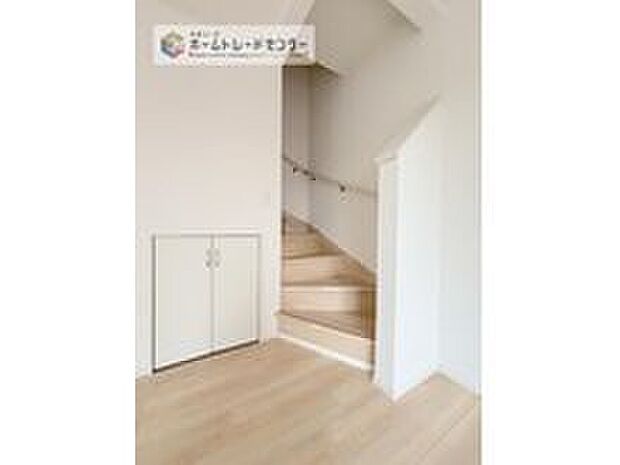 【【リビングイン階段】】帰宅時・外出時の自然なコミュニケーションを育むリビングイン階段を採用。家族が必ず顔を合わせて欲しい。そんな思いをこめています。