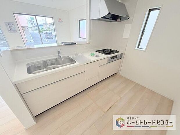 【キッチン】人気の対面式キッチン☆お食事の準備をしながらでもご家族とのコミュニケーションを楽しめます♪スライドタイプの収納を採用してますので、奥までしっかりと収納空間を利用できます。取り出しも簡単に♪