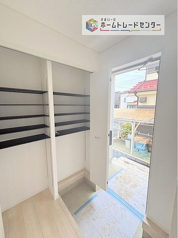 【玄関】シューズクロークです。中は稼働棚となっており、サンダルから、高さのあるブーツまでご自由に収納可能です。収納力の高いタイプになりますので、ご家族が多くても、履物がお好きな方でもご満足いただけます。