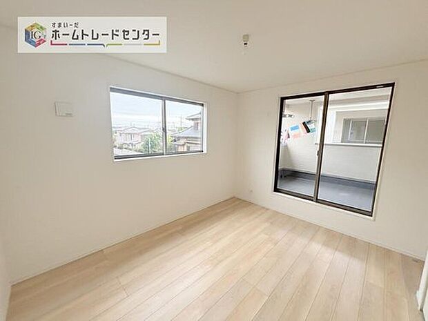 【洋室】日当りの良さは写真でも充分に伝わるかと思いますが、開放感のある周囲にめぐまれたおかげで、風通しもとても良くなっております。ぜひ現地を見ていただき体感していただきたいポイントです。