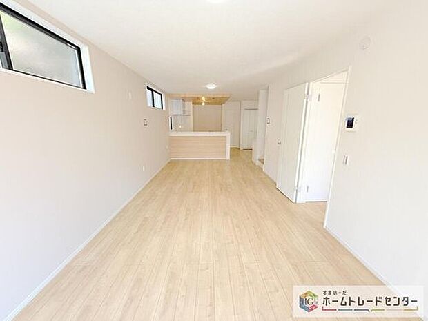 【リビング】縦長で奥行きのあるリビングは、家具の配置がしやすく使い勝手が非常に良いです。特にソファを配置した時にその便利さがお分かりいただけると思います。ゆったりと、くつろげる場所でなくてはならないと考えています