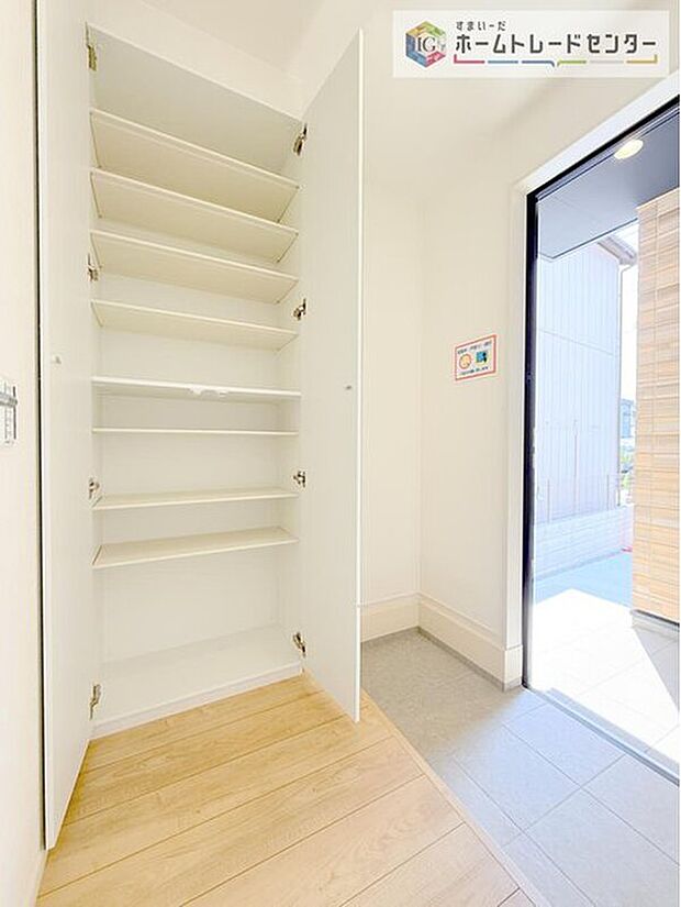 【玄関】玄関備え付けのシューズクロークです。中は稼働棚となっており、サンダルから、高さのあるブーツまで収納可能です。収納力の高いタイプになりますので、ご家族が多くても、履物がお好きな方でもご満足いただけます。