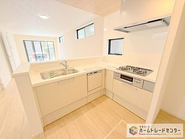 【【システムキッチン】】食洗機が標準装備でついています。家事は毎日の事、一日一日は少しの負担軽減でも、その少しを1年で考えれば大きな時間になります。自由に使えるお時間を増やしていただき、その分新居でおくつろぎ下さい。