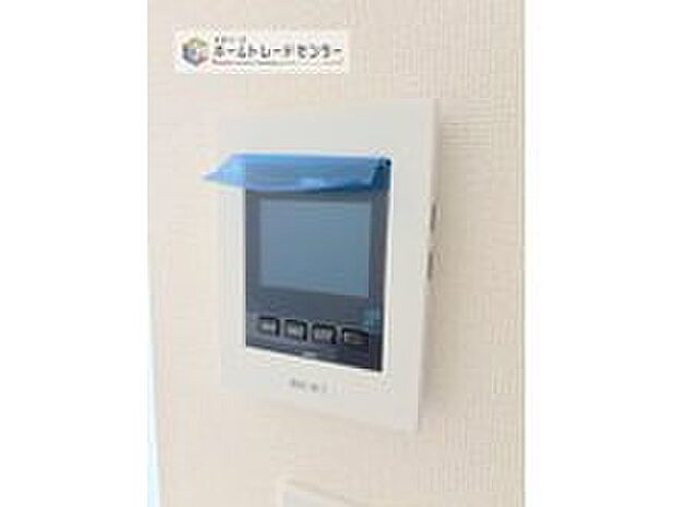 【【TVモニター付きインターホン】】録画機能もあり、どのような人が何時に来訪されたのかが分かります。防犯上はもちろん、お届け物などの把握にも便利です。ライトが付いているので、夜間でも安心です。