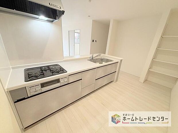 【キッチン】人気の対面式キッチン☆お食事の準備をしながらでもご家族とのコミュニケーションを楽しめます♪スライドタイプの収納を採用してますので、奥までしっかりと収納空間を利用できます。取り出しも簡単に♪