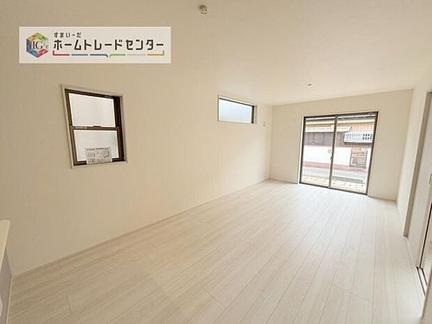 【リビング】リビングにはこだわって開口部を可能な限り多く設けました。日当たり、風通しを良くするのはもちろんですが、やはり人が集まる場所ですので、開放感が必要な場所だと思います。広々としたリビングをお楽しみください