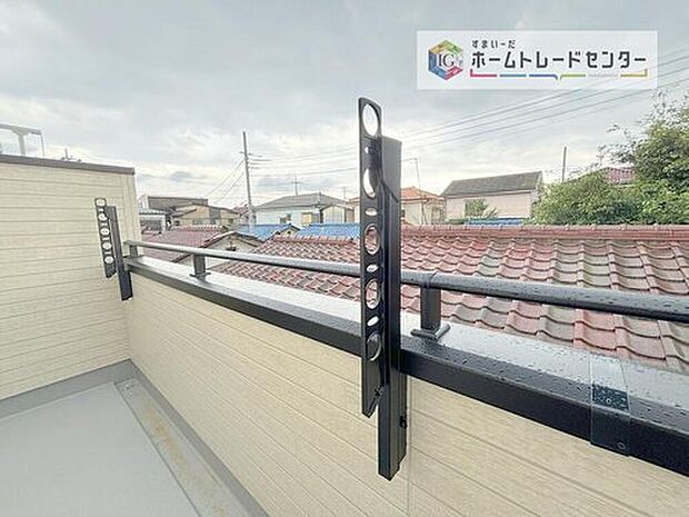 【 バルコニー】壁面に固定する物干しは安定性が高く、強風の日も安心。折りたためば邪魔にならず、ベランダを広く使えるのがポイントです。家族の多いご家庭でも洗濯物がたくさん干せて、日々の家事をぐっと楽にしてくれます。