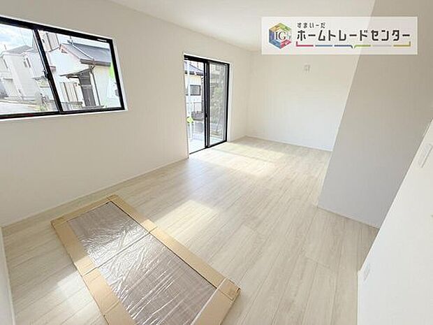 【リビング】キッチンから見て、横長のリビングはご来客時に、キッチンはもちろんダイニングスペースを視界に入れない配置が可能です。生活感をお客様に見せたくない方などにも喜ばれています。