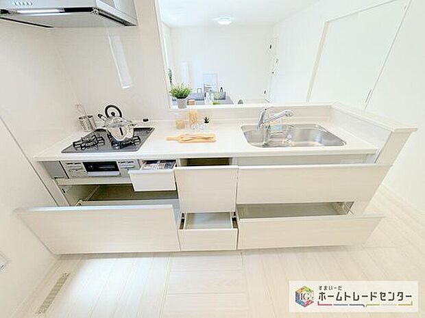 【【システムキッチン】】見栄えもよくお手入れもスムーズに出来ます。豊富な収納力もございますので、キッチンスペースをスッキリとお使い頂けそうです。