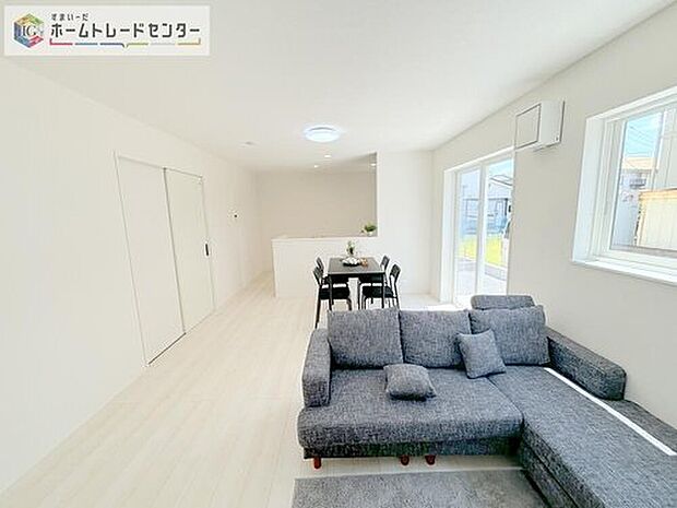 【リビング】縦長で奥行きのあるリビングは、家具の配置がしやすく使い勝手が非常に良いです。特にソファを配置した時にその便利さがお分かりいただけると思います。ゆったりと、くつろげる場所でなくてはならないと考えています