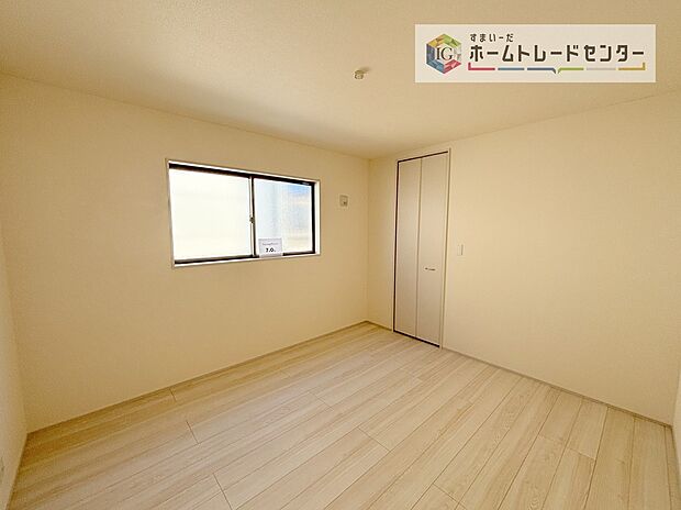 【居室】実はこのお部屋は、この住戸で一番日当たりの悪い少し暗めのお部屋です。しかし採光をしっかりとっていることもあり、お天気が悪くても昼間に電気を必要とするようなことはありません、充分な明るさです。