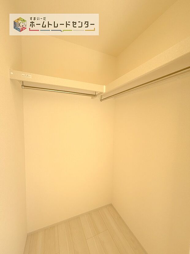 【収納】分かりにくくてすみません、ウォークインクローゼットです。各部屋に収納があるのはもちろんですが、同規模の収納をこの物件では3つ設けました。居室はスッキリとなり、空間を最大限有効利用していただけます。