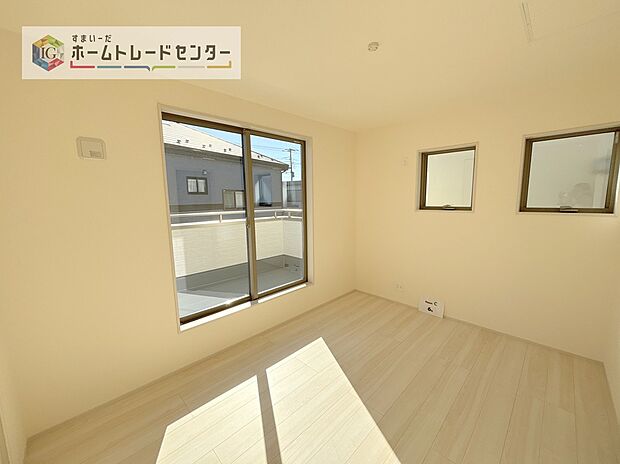 【居室】2面採光の洋室です。窓からの眺望もよくなり視界が広いので、部屋にいても飽きません、そしてもちろん大切なのは明るさと風通し、明るい日差しと心地よい風で自分のお部屋でくつろげる贅沢をご提供します。