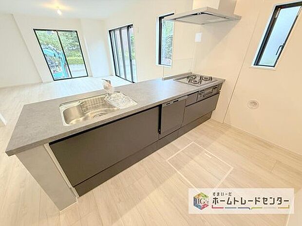 【【システムキッチン】】見栄えもよくお手入れもスムーズに出来ます。豊富な収納力もございますので、キッチンスペースをスッキリとお使い頂けそうです。
