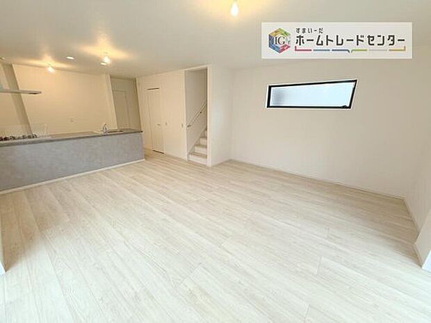 【リビング】対面キッチンの前にダイニングテーブルを置き、手前側がリビングスペースになるかと思います。広く奥行きがありますので、ダイニング、リビングの各スペースの役割をしっかり分けて確保していただけます。