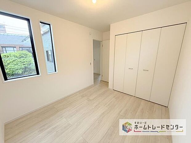 【洋室】収納を完備している居室です。収納が豊富な住宅は居室空間がしっかりと使えるので暮らしやすさが断然に上がります。荷物をを気にすることなく家具の配置をお好み通りにできるのも大きな魅力です。