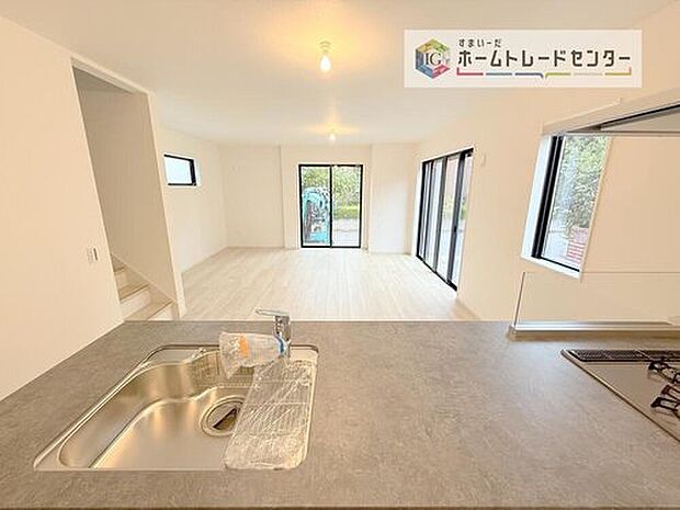 【キッチン】キッチンからリビングの視界です。家事をしていてもしっかりご家族とコミュニケーションをお取りいただけます。お片付けの当番になった方もこれでしっかりと話題の中に入っていけます。