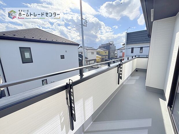 【バルコニー】南面に面したバルコニーはもちろん日当たり良好です。お洗濯物を干していただく際にも楽にできるように奥行きを広くお取りいたしました。明るく、暖かなゆとりあるスペースで快適に家事を行っていただけます。