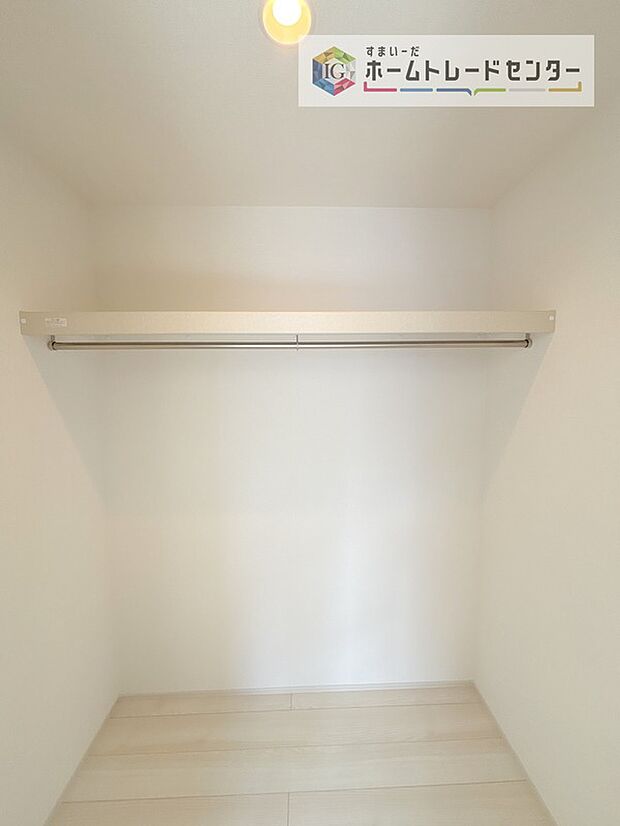 【【ウォークインクローゼット】】お子様との思い出もたっぷりしまえるウォークインクローゼット。衣類だけでなく、鞄などの小物からスーツケースやレジャー用品などの大きな物までたっぷり収納出来ます。