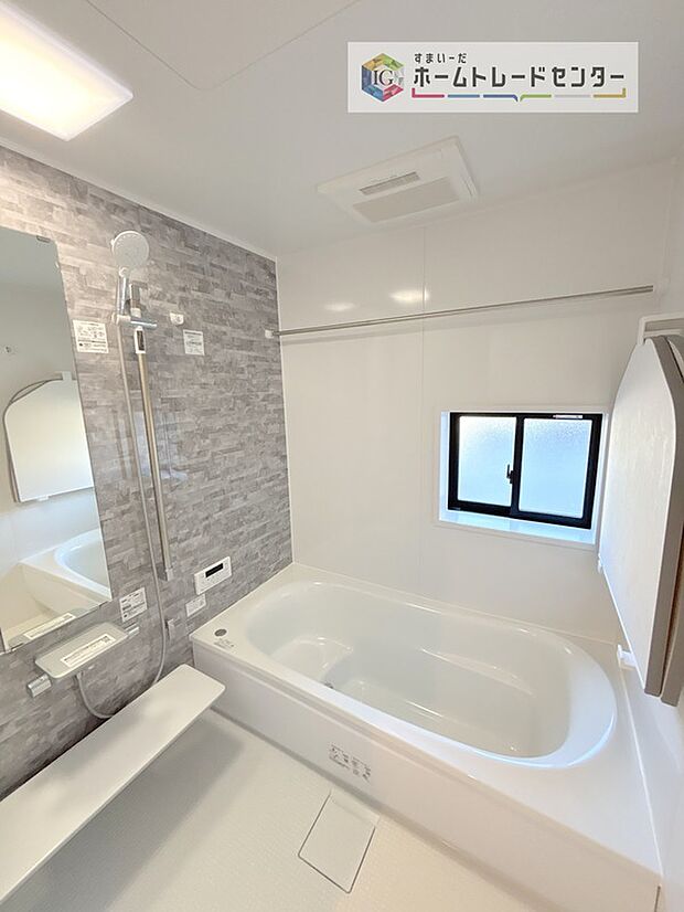 【【1坪タイプバスルーム】】足を伸ばして毎日の疲れを癒せる広々1坪タイプです。半身浴もでき、ゆっくりと寛げます。お子様と一緒でも快適に入浴が出来ますね。