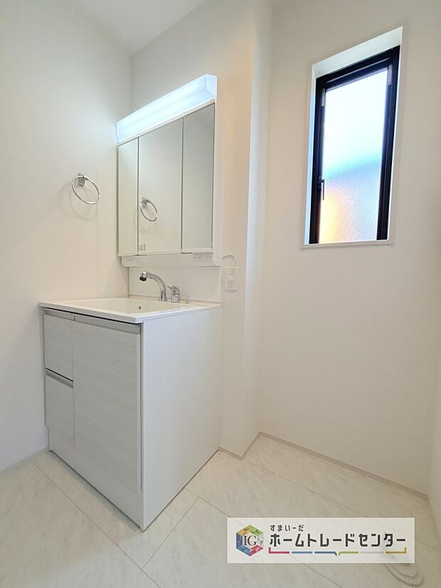 【【三面鏡洗面化粧台】】鏡の裏に歯ブラシや化粧水、整髪料など小物を隠して収納でき、生活感を出さずに綺麗な空間に保てます。また、左右の鏡を動かすことで横や後ろ向きの姿をチェックできるのも嬉しいポイントですね♪