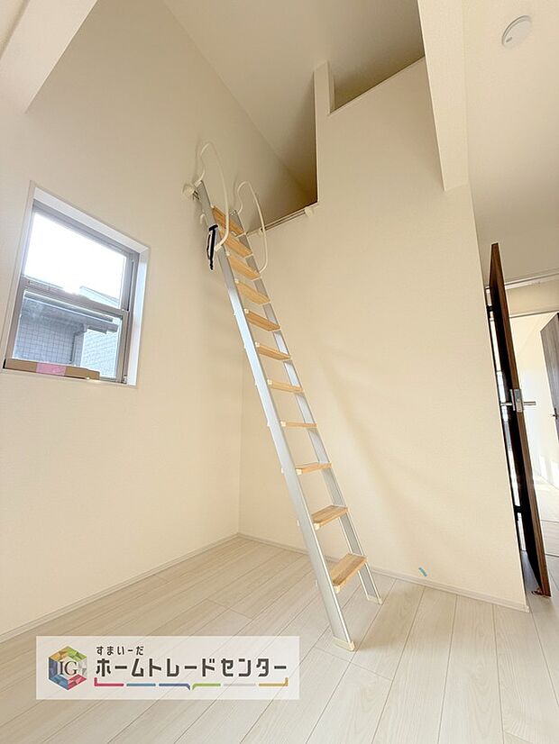 【【ロフト】】生活スタイルに合わせて自由に使えるスペースです。増えがちな季節の衣類や本、趣味の道具などもすっきりと片付きます。