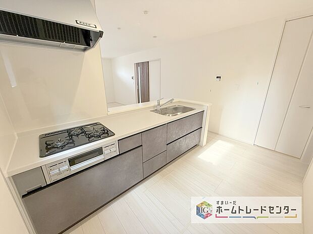 【キッチン】キッチンスペースはご家族みんなで作業ができるスペースを確保しております。みんなで楽しくお料理やお片付けをすれば、家事の時間も家族のコミュニケーションの時間に変わります。