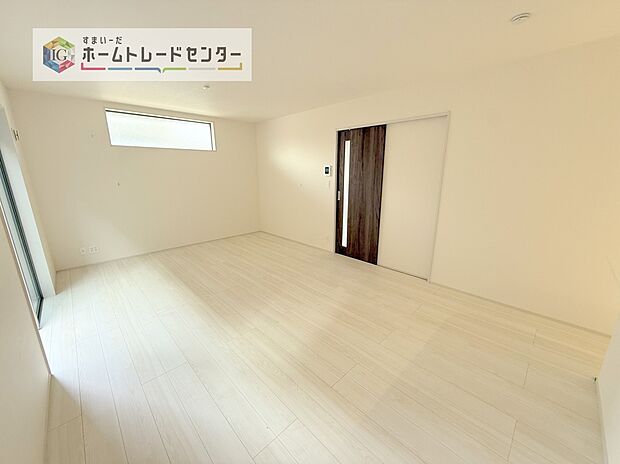 【リビング】日当たりもよく、広々としたリビングです。ゆったりとした家族の時間をお過ごしいただけます。休日はご家族そろって、またはお友達を誘って、明るいリビングで楽しい時間をお過ごしください。