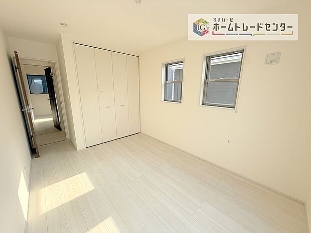 【洋室】各居室に収納を完備しております。収納が豊富な住宅は居室空間がしっかりと使えるので暮らしやすさが断然に上がります。荷物をを気にすることなく家具の配置をお好み通りにできるのも大きな魅力です。