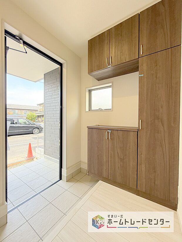 【玄関】天井近くまでの高さがあり、収納力が高いコの字型のシューズボックスです♪ご家族の履物もスッキリできます。間の空間部分は、家族のカギ置き場にして機能的に使ったりと、様々な用途で使用できます。