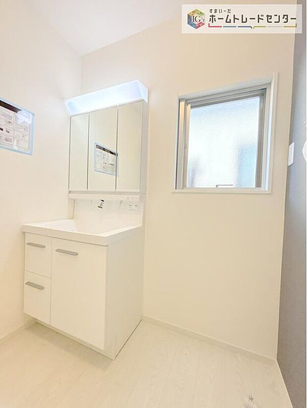 【洗面台・洗面所】合わせ鏡が可能な3面鏡です。朝の忙しい時間でもの身だしなみのチェックもここだけで完結できます。もちろん鏡の後ろは充分な収納力を持った収納となっており、視界に入る部分はスッキリと片付きます。