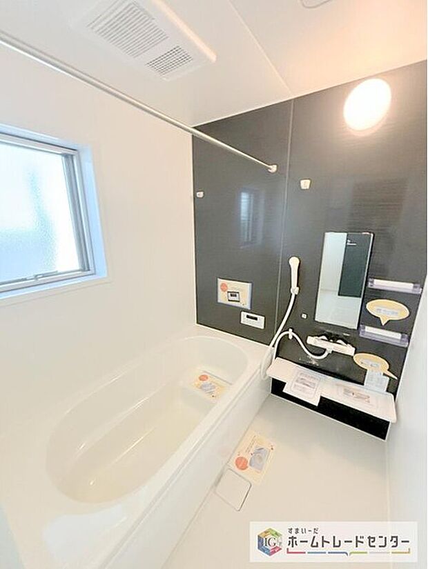 【浴室】一坪タイプのユニットバスは、足をしっかりと延ばして一日の疲れを癒すことが可能です。浴室暖房乾燥機も完備しておりますので、カビの心配が無いのはもちろん、雨の日のお洗濯物はお風呂で乾かせます。