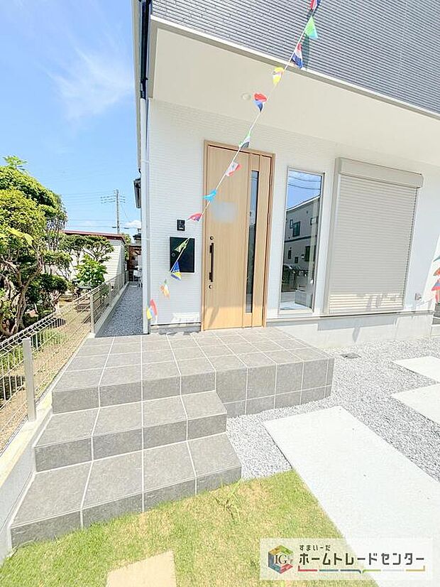 【玄関】駐車場横のアプローチを上がると、木目調の高級感のある玄関ドアがございます。玄関を開けると広々とした空間と収納も目の前に!玄関が広い家は入った瞬間から気持ちが良いです。ぜひご自身で確かめて見て下さい。