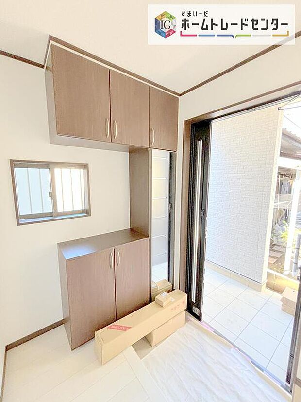 【玄関】玄関ホールを広めにお取りいたしました。居室を広くとるために圧縮することも多いですが、家に入ってすぐ解放感を感じる贅沢な広さがあるのは気持ちのいいものです。家の第一印象となる部分、大切だと思います。