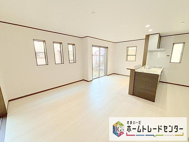 【リビング】LDKのリビングスペースです。広く奥行きのあるリビングの為、ダイニング、リビングの各スペースがしっかりと確保できます。お食事の後はこちらに移って皆様でおくつろぎください。