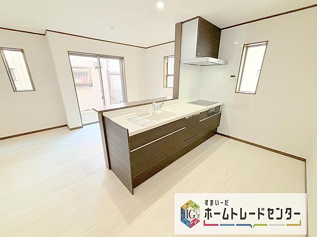 【キッチン】人気の対面式キッチン☆お食事の準備をしながらでもご家族とのコミュニケーションを楽しめます♪スライドタイプの収納を採用してますので、奥までしっかりと収納空間を利用できます。取り出しも簡単に♪