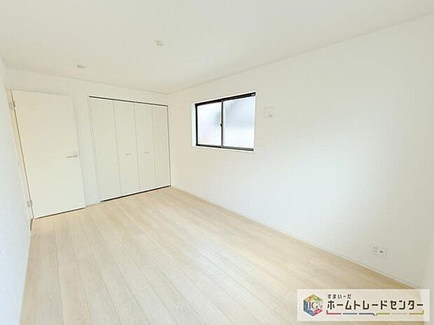 【洋室】収納を完備している居室です。収納が豊富な住宅は居室空間がしっかりと使えるので暮らしやすさが断然に上がります。荷物をを気にすることなく家具の配置をお好み通りにできるのも大きな魅力です。