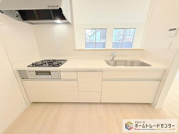 【【システムキッチン】】見栄えもよくお手入れもスムーズに出来ます。豊富な収納力もございますので、キッチンスペースをスッキリとお使い頂けそうです。
