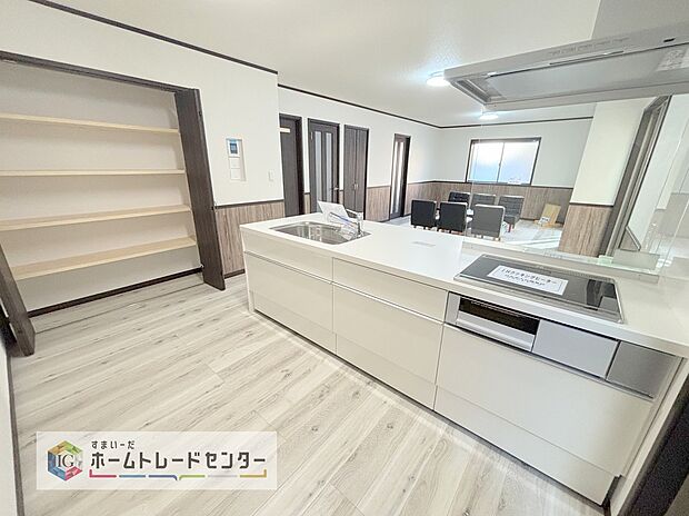 【キッチン】キッチンも明るく使っていただくために、上部の吊戸棚をあえてなくしました。収納機能としてはあまり使い勝手が良くないとのお声もあり、それであれば視界も良くなる開放スタイルへと変更したところ大正解でした。