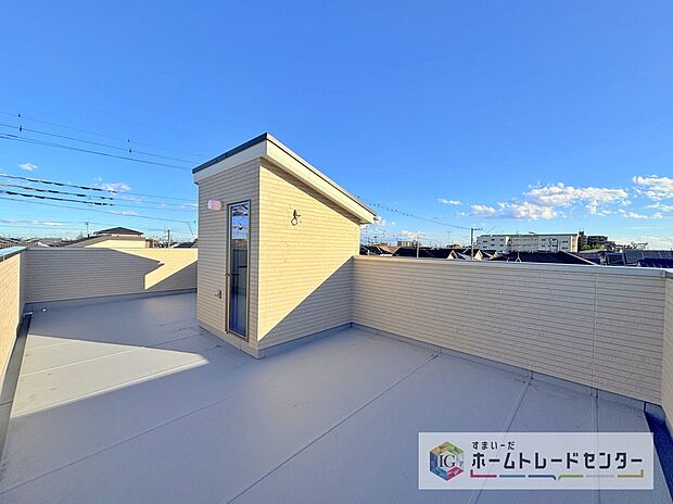 【バルコニー】360度から陽射しが降り注ぐ開放感のあるバルコニーです。屋上にあることで眺望もよく、周囲からの視線が気になりにくいので、BBQやビニールプールなどおうちにいながら思いっきり楽しむことができます♪