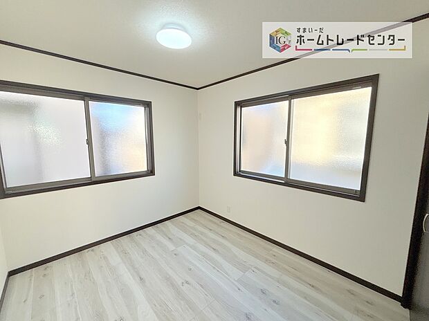 【洋室】2面採光の洋室です。窓からの眺望もよくなり視界が広いので、部屋にいても飽きません、そしてもちろん大切なのは明るさと風通し、明るい日差しと心地よい風で自分のお部屋でくつろげる贅沢をご提供します。