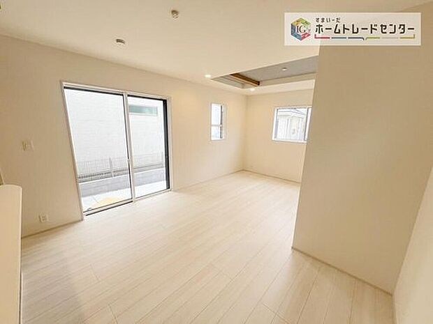 【リビング】広々としたリビングは南側に設けた掃き出し窓からたくさんの陽光を取り入れてくれます。家族が集まる空間ですからやはり明るさと、暖かさは大切です。広さがありますので家具の配置に悩まなくて済むのも良いです。