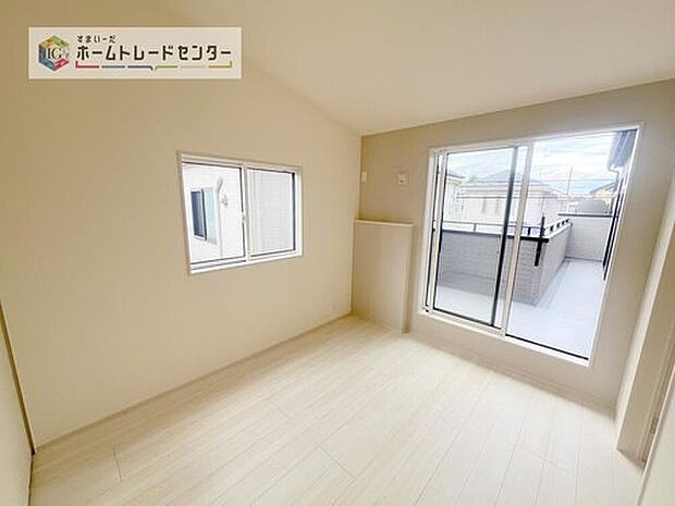 【洋室】2面採光の洋室です。窓からの眺望もよくなり視界が広いので、部屋にいても飽きません、そしてもちろん大切なのは明るさと風通し、明るい日差しと心地よい風で自分のお部屋でくつろげる贅沢をご提供します。