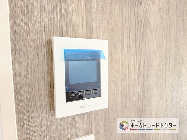 【【TVモニター付きインターホン】】録画機能もあり、どのような人が何時に来訪されたのかが分かります。防犯上はもちろん、お届け物などの把握にも便利です。ライトが付いているので、夜間でも安心です。