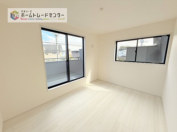 【洋室】日当りの良さは写真でも充分に伝わるかと思いますが、開放感のある周囲にめぐまれたおかげで、風通しもとても良くなっております。ぜひ現地を見ていただき体感していただきたいポイントです。